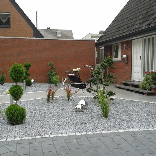 Werner Pöpping Gartengestaltung in Coesfeld - Moderne Gestaltung des Vorgartens
